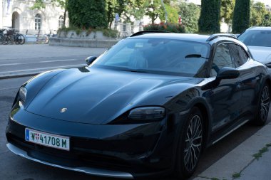 Zarif siyah Porsche Taycan Cross Turismo elektrikli arabası caddeye, spor vagona, sürdürülebilir gelişime, otomotiv endüstrisi Porsche AG, Avusturya, Viyana - 1 Ağustos 2024