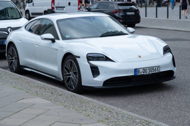 Zarif beyaz Porsche Taycan elektrikli otomobil, spor sedan, sürdürülebilir geliştirme, otomotiv endüstrisinde yenilik Porsche AG, Berlin, Almanya - 15 Ağustos 2024