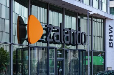 Zalando genel merkezi, sembolik turuncu amblemli ofis, teslimat ayakkabıları, şık kıyafetler ve kozmetik ürünleri posta yoluyla, mağaza önü, Berlin, Almanya - 15 Ağustos 2024