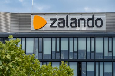 Zalando genel merkezi, sembolik turuncu amblemli ofis, teslimat ayakkabıları, şık kıyafetler ve kozmetik ürünleri posta yoluyla, mağaza önü, Berlin, Almanya - 15 Ağustos 2024