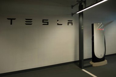 Tesla Supercharger istasyonu V4, gelecekte sürdürülebilir ulaşım, evrim elektrikli araç altyapısı, Berlin 'de kentsel hareketliliğin geleceği - 16 Ağustos 2024