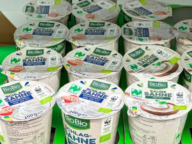 Creme Saure Sahne Biyoloji, mayalanmış süt ürünü, bakkal görüşü, süt ürünleri yan yana, Frankfurt - 16 Ağustos 2024