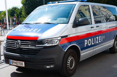 Viyana caddesinde görev yapan Avusturya polisi Volkswagen arabası, kalp şehrindeki kolluk kuvvetlerini sembolize ediyor, barış ve düzeni sağlıyor, suçları soruşturuyor, Avusturya, Viyana - 1 Ağustos 2024