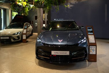 mavi tam elektrikli Cupra Tavascan, İspanyol kompakt SEAT, platform Volkswagen ID.5, Dinamik ve yenilik, e-Boost işlevsellik otomotiv endüstrisi Berlin, Almanya - 6 Ağustos 2024