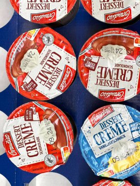 Creme Saure Sahne graudiso, mayalanmış süt ürünü, bakkal görüşü, süt ürünleri yan yana, Frankfurt - 16 Ağustos 2024