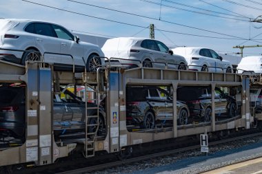 Nakliye konvoyu gıcır gıcır Porsche macan, hedeflerini bekliyor, verimli demiryolu nakliye araçları, Bebra, Almanya - 15 Ağustos 2024