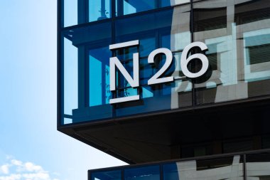 N26 Alman dijital logosu cam cephe, modern finans, yenilik ve finans yaklaşımı, Berlin, Almanya - 16 Ağustos 2024