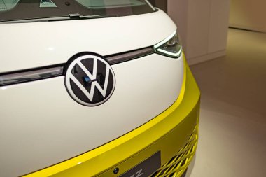 Klasik elektrikli otobüs Volkswagen ID Buzz, eski moda havalı yeni moda yakıt, otomotiv popüler kültürü karşıladı, Berlin, Almanya 'da Iconic Show Volkswagen Group Forum - 16 Ağustos 2024