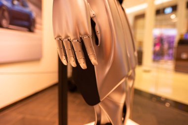 Tesla Bot adlı fütürist insansı robot, nam-ı diğer Optimus, Tesla 'yı tasarladı, modern çevre, gelişmiş robot teknolojisi, mühendisliği, Berlin, Almanya - 16 Ağustos 2024
