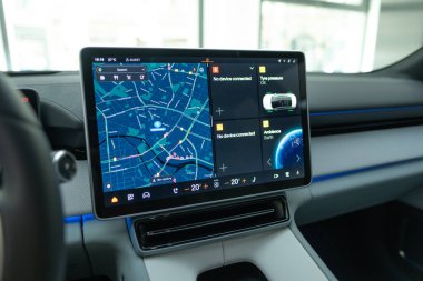Modern ve şık dijital ekran, güverte bilgisayarı, Polestar 4 'ün içi elektrikli spor araba coupe, sürücü deneyimi, Berlin, Almanya - 16 Ağustos 2024
