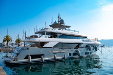 Işıldayan beyaz lüks özel yapım yat, marinaya yanaşmış motor, lüks sahil tatili, deniz deneyimi, okyanus yolculuğu, Tivat, Karadağ - 5 Ağustos 2024