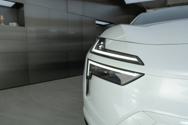 Yeni şık beyaz elektrikli Polestar 4 araba, elektrikli cip, Volvo yan kuruluşu, uzun menzilli araba, lüks çevre dostu araç, Berlin, Almanya - 16 Ağustos 2024