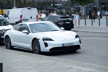 Zarif beyaz Porsche Taycan elektrikli otomobil, spor sedan, sürdürülebilir geliştirme, otomotiv endüstrisinde yenilik Porsche AG, Berlin, Almanya - 15 Ağustos 2024