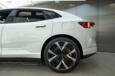 Yeni şık beyaz elektrikli Polestar 4 araba, elektrikli cip, Volvo yan kuruluşu, uzun menzilli araba, lüks çevre dostu araç, Berlin, Almanya - 16 Ağustos 2024