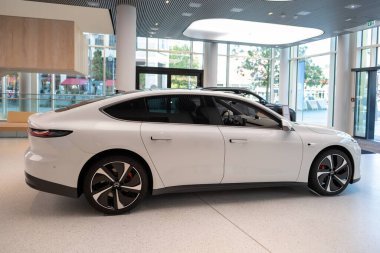 Premium yeni beyaz E-Limuzin NIO ET7, NIO Çin otomotiv endüstrisi tarafından üretilen tam boyutlu elektrikli araba, Berlin - 20 Ağustos 2024