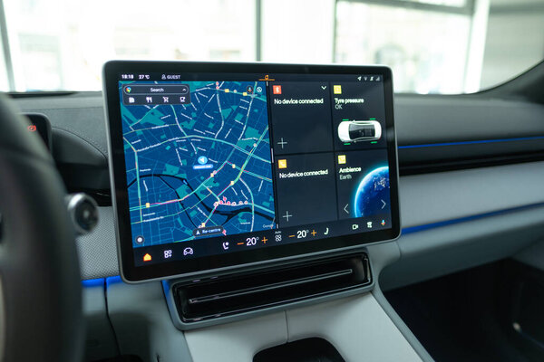 современный и стильный цифровой дисплей, бортовой компьютер, интерьер Polestar 4 предстоящий полностью электрический внедорожник купе, опыт вождения, Берлин, Германия - 16 августа 2024