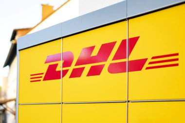 DHL logosu, Packstation tabelası, self servis paketleri uygun paket teslimatı ve teslimatı sağlıyor, alternatif ev teslimatı, Frankfurt - 28 Mayıs 2024