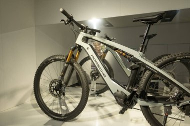 Gösterişli, mat gri Porsche Rotwild eBike Sport EP8 markasının iki tekerlekli, premium elektrikli bisiklet deneyimi olan Berlin, Almanya - 17 Şubat 2024