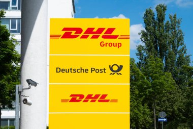 Alman Sarı DHL, Deutsche Post logosu, verimli iletişim, küresel ticareti sembolize eden, Almanya 'daki posta hizmetleri, Frankfurt - 28 Mayıs 2024