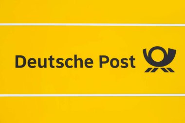 Alman Yellow Deutsche Post logosu, verimli iletişim, küresel ticareti sembolize eden, Almanya 'daki posta hizmetleri, Frankfurt - 28 Mayıs 2024