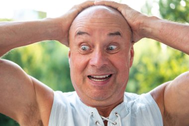 Ucube, son sınıf öğrencisi, göz kırpan, kendisiyle alay eden, hayatın basit zevklerini kucaklayan, neşeli emekliliğine sıcaklık saçan ve bulaşıcı bir kahkaha atan.