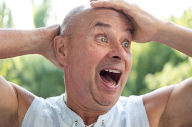 Ucube, son sınıf öğrencisi, göz kırpan, kendisiyle alay eden, hayatın basit zevklerini kucaklayan, neşeli emekliliğine sıcaklık saçan ve bulaşıcı bir kahkaha atan.