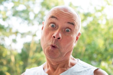 Ucube, son sınıf öğrencisi, göz kırpan, kendisiyle alay eden, hayatın basit zevklerini kucaklayan, hayat dolu emekliliğine sıcaklık saçan, akıl sağlığı yerinde biri.