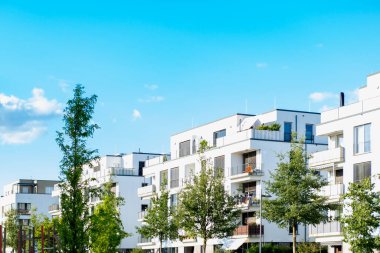 Çağdaş konut binaları, verimli yeşillik topluluğu, modern mimari ve iyi korunmuş manzara, yeni apartmanlar.