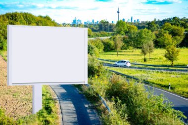 Metin veya içerik için fotokopi alanı olan boş ilan panosu, boş reklam panosu, yeşil ağaçlı yol, kuş bakışı görüş, araba trafiği olan çok şeritli otoyol, reklamınız için yer