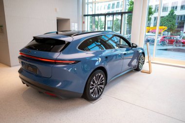 Showroom 'da birinci sınıf mavi E-Limuzin NIO ET5, NIO Çin otomotiv endüstrisi tarafından üretilen tam boyutlu lüks elektrikli araba, Berlin - 20 Ağustos 2024