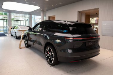 Showroom 'da yeni siyah Nio EL8 E-SUV, NIO Çin otomotiv endüstrisi tarafından üretilen elektrikli araba, sürdürülebilir kalkınma, Berlin - 20 Ağustos 2024