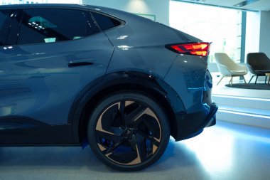 mavi tam elektrikli Cupra Tavascan, İspanyol kompakt SEAT, platform Volkswagen ID.5, Dinamik ve yenilik, e-Boost işlevsellik otomotiv endüstrisi Berlin, Almanya - 6 Ağustos 2024