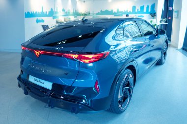 Arka plan tamamen elektrikli Cupra Tavascan, İspanyol kompakt transsover SEAT, platform Volkswagen ID.5, inovasyon e-Boost işlevsellik otomotiv endüstrisi, Berlin, Almanya - 6 Ağustos 2024