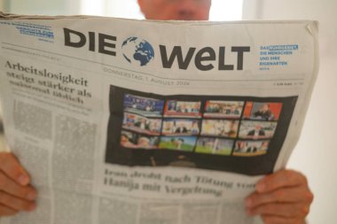 Gözlüklü, World, Die Welt German gazetesi resimli bulvar gazetesi, medya tüketimi, Tivat, Karadağ - 6 Ağustos 2024