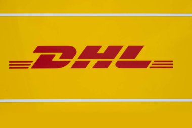 Sarı DHL logosu, verimli iletişim, küresel ticareti sembolize eden, Almanya 'daki posta hizmetleri, Frankfurt - 28 Mayıs 2024