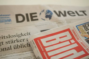Sayfa Alman gazeteleri BILD, Die Welt Almanca, günlük haberler güncel olaylarla ilgili farkındalık ve mücadelenin devamı, Tivat, Karadağ - 6 Ağustos 2024