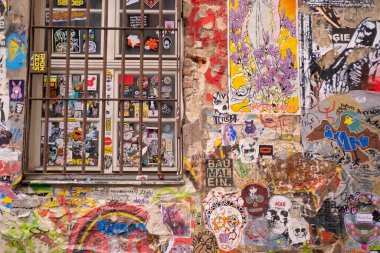 Berlin 'de berliner Sokak Sanat Renkleri, kentsel sanat eserleri, modern renkli çizimler, turizm turizmi cazibesi, Sokak Sanatı-Ikonen - 26 Şubat 2024