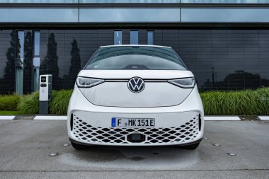 Klasik White Electric bus Volkswagen ID Buzz şarj, eski moda havalı yeni moda yakıt, otomotiv pop kültürü nostaljisi 1960 'lar, Volkswagen Grubu, Frankfurt, Almanya - 26 Temmuz 2024