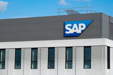 Şirket binası cephesinde SAP logosu, Global German çokuluslu yazılım şirketi, yazılım devinin şirket kampüsünde görsel markalaşması, kaynak planlaması, Walldorf, Almanya - 29 Temmuz 2024