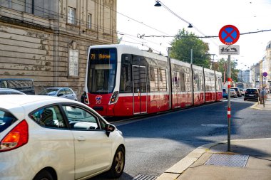 İkonik kırmızı tramvay, zamansız zarif toplu taşıma, şehirde yolculuk, zengin geçmişi şimdiki Avusturya, Viyana 'ya bağlayan yolculuk - 1 Ağustos 2024