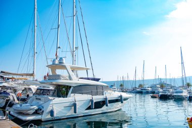 beyaz lüks servet prestiji 590 yat, marinaya yanaşmış motor, lüks sahil tatili, deniz yolculuğu, okyanus yolculuğu, özel yolculuk, Tivat, Karadağ - 5 Ağustos 2024