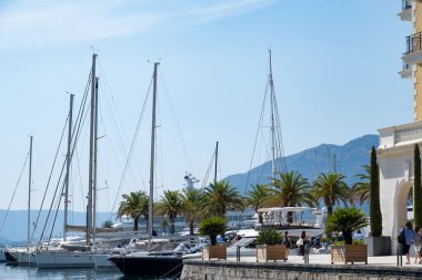 Karadağ limanı, çağdaş binalar, zarif konutlar, apartmanlar, tatil beldeleri, Tivat, Karadağ - 5 Ağustos 2024