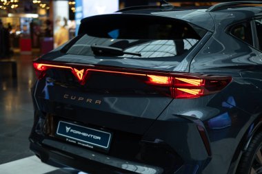 Yeni mavi Cupra Formentor, SEAT, Dynamic ve inovasyon tarafından üretilen İspanyol kompakt crossover, Audi motoru, Frankfurt 'ta otomotiv endüstrisi - 31 Temmuz 2024