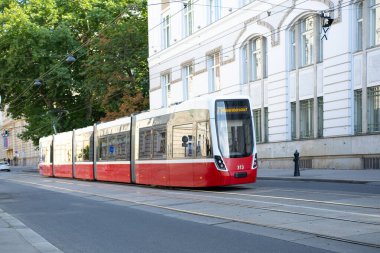 kırmızı tramvay, resmi olmayan zarafet toplu taşıma, şehirde yolculuk, zengin geçmişi dinamik günümüze bağlayan, Viyana, Avusturya - 1 Ağustos 2024