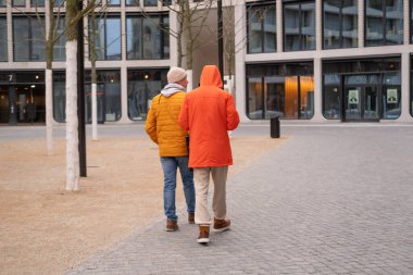 Genç turist yaşlı adam şehri keşfediyor, Berlin 'de dolaşıyor, canlı bir ceket giyiyor ve şehrin atmosferinin tadını çıkarıyor, Gezgin Berlin' in özünü yakalıyor,