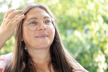 Uzun kahverengi saçlı, yaşla ilgili değişimler, zarif bir şekilde yaşlanmalar, cilt değişiklikleri ve yerçekimsel ptosis, zarif bir şekilde yaşlanma, kendini sevme.