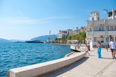 Lüks Tivat tatil beldesi, kıyı marinası, Karadağ limanı, zarif konutlar, Tivat tatil beldesi ve yüksek yeşil dağlar, Tivat, Karadağ - 4 Ağustos 2024