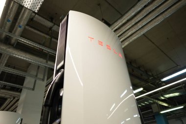 Tesla Supercharger istasyonu V4, gelecekte sürdürülebilir ulaşım, evrim elektrikli araç altyapısı, Berlin 'de kentsel hareketliliğin geleceği - 16 Ağustos 2024