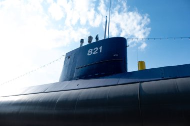 devasa siyah denizaltı, gizemli sualtı gemisi, okyanus tersanesi, deniz askeri mühendisliği, sualtı macerası, endüstriyel makineler