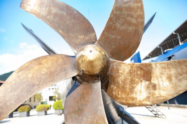 Devasa yaşlı denizaltı vidası, pervane, müze sergisi, sualtı gemisi, okyanus tersanesi, deniz askeri mühendisliği, su altı macerası, endüstriyel makineler.